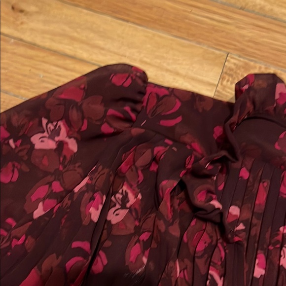 Banana Republic CHIFFON PLEATED BLOUSE - Picture 9 of 9